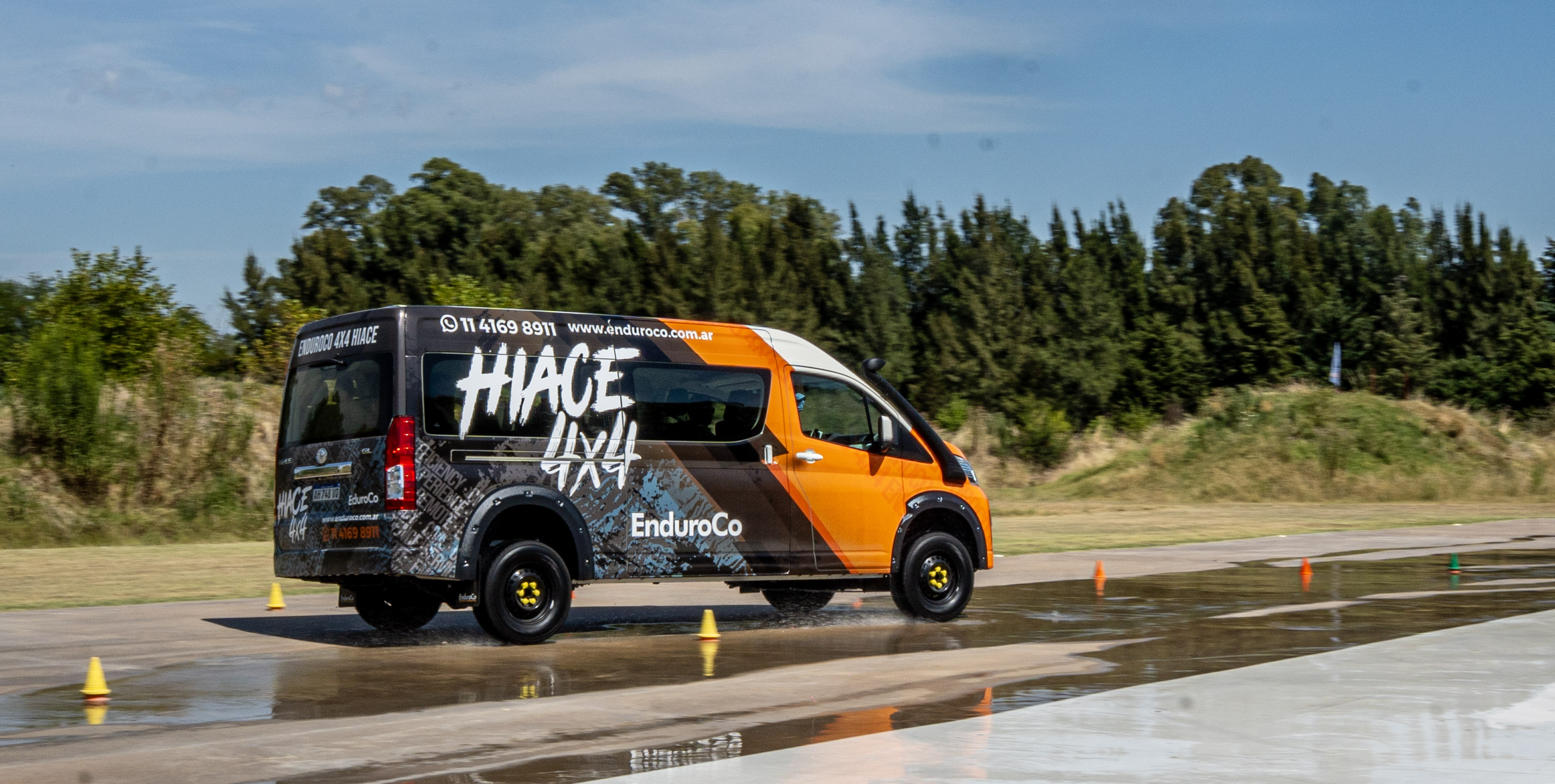 EnduroCo 4x4 Hiace en terreno arenoso australiano