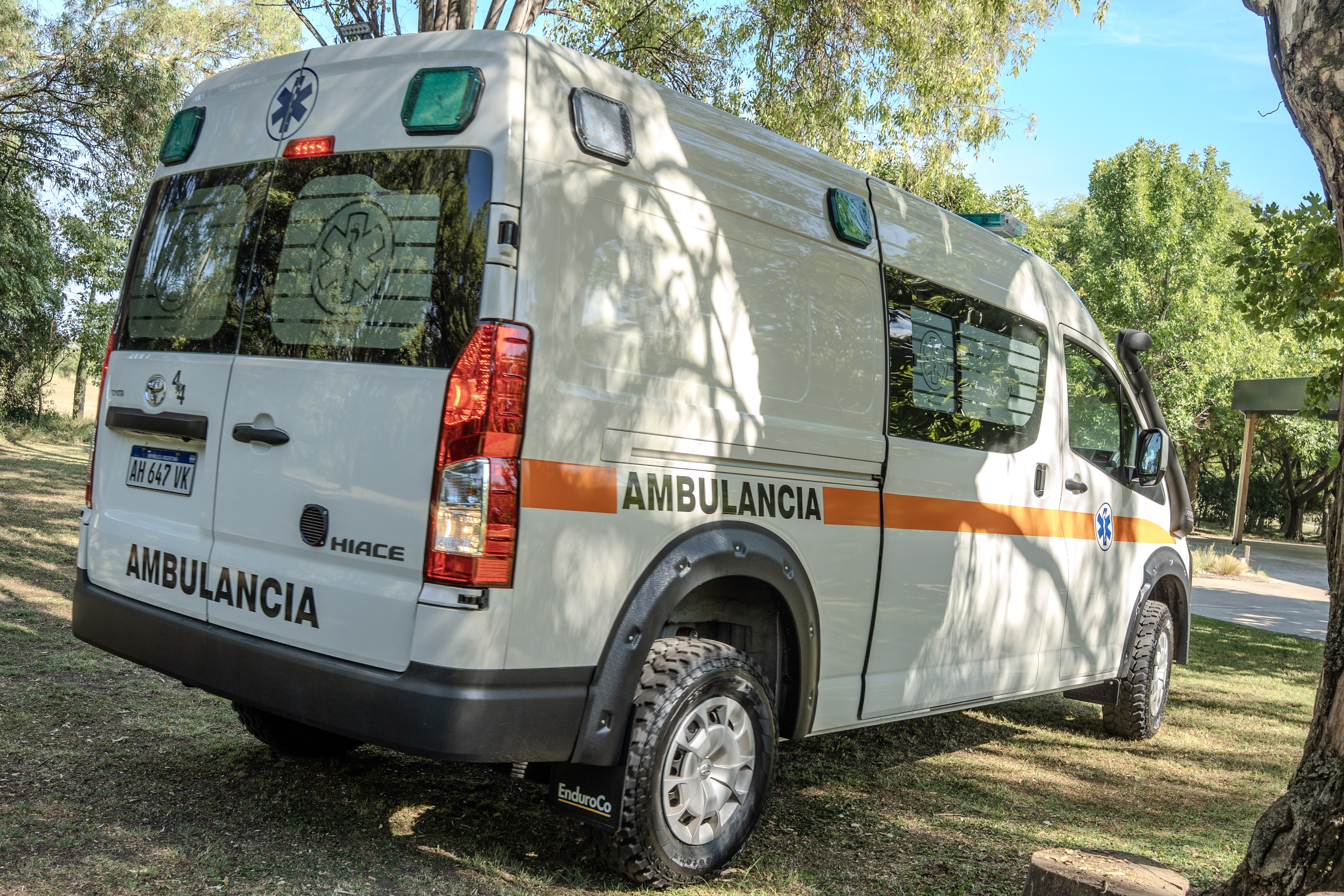 EnduroCo Hiace en sendero forestal