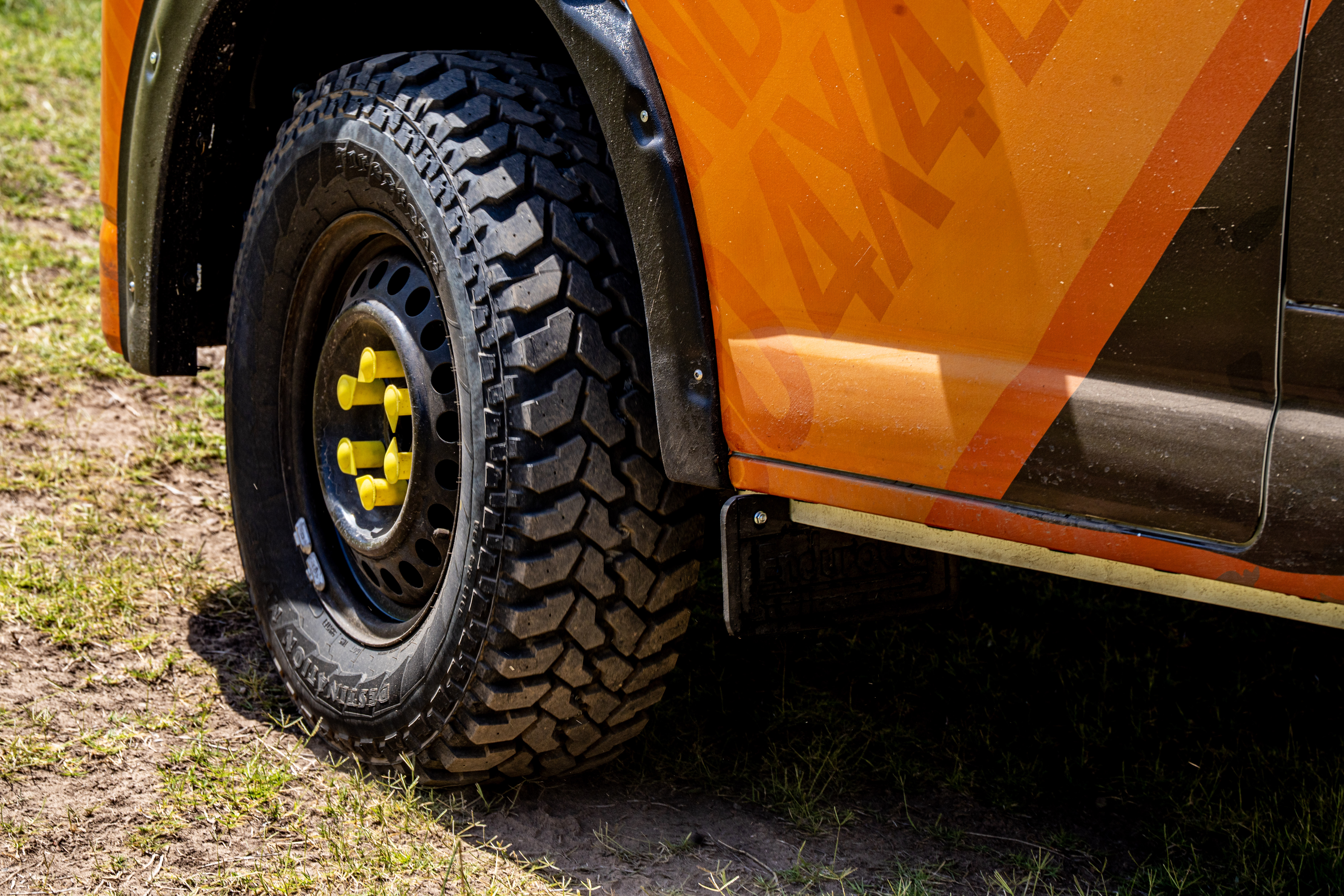 Neumático EnduroCo todo terreno de cerca