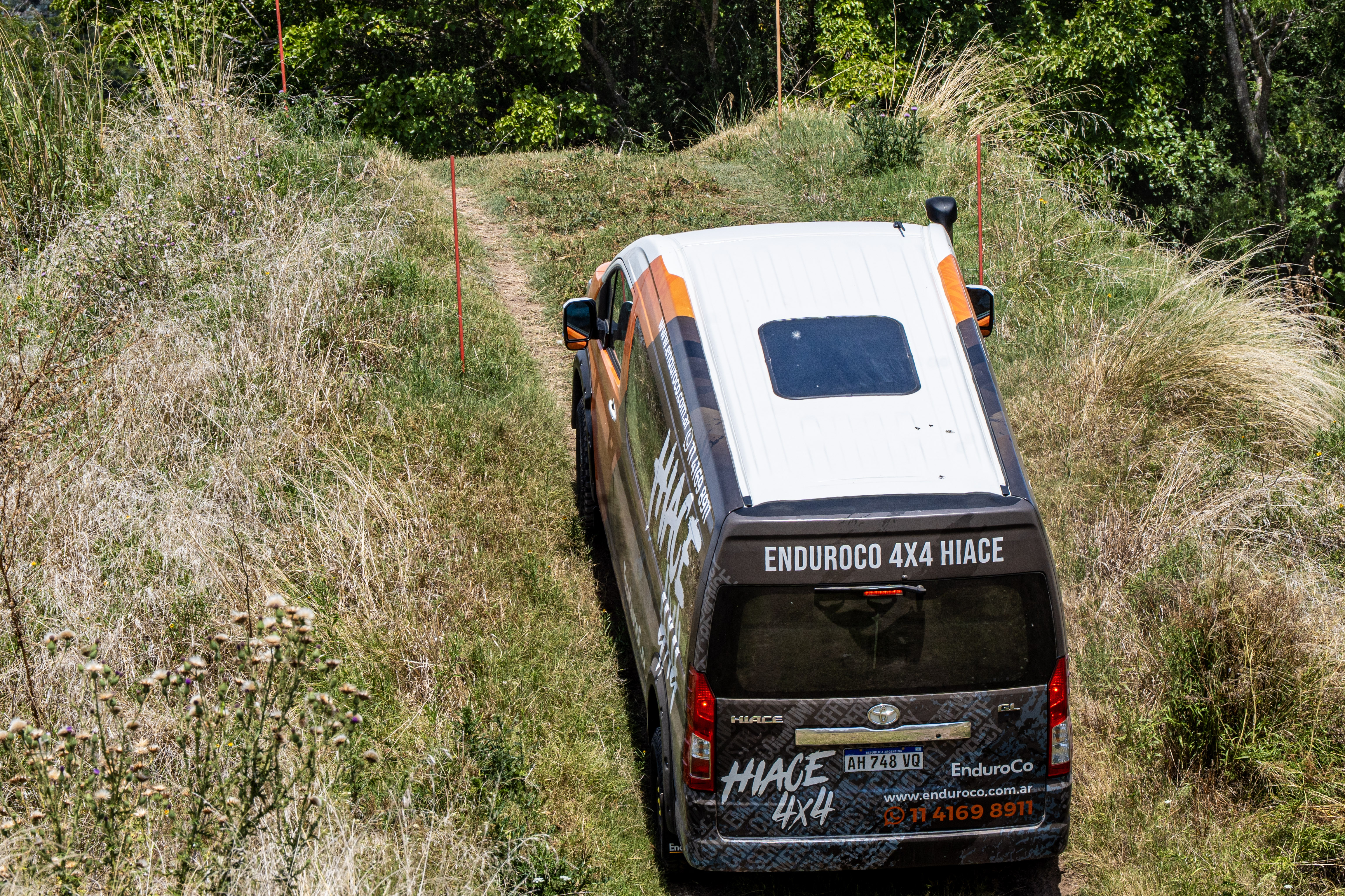 EnduroCo 4x4 Hiace navegando terreno boscoso