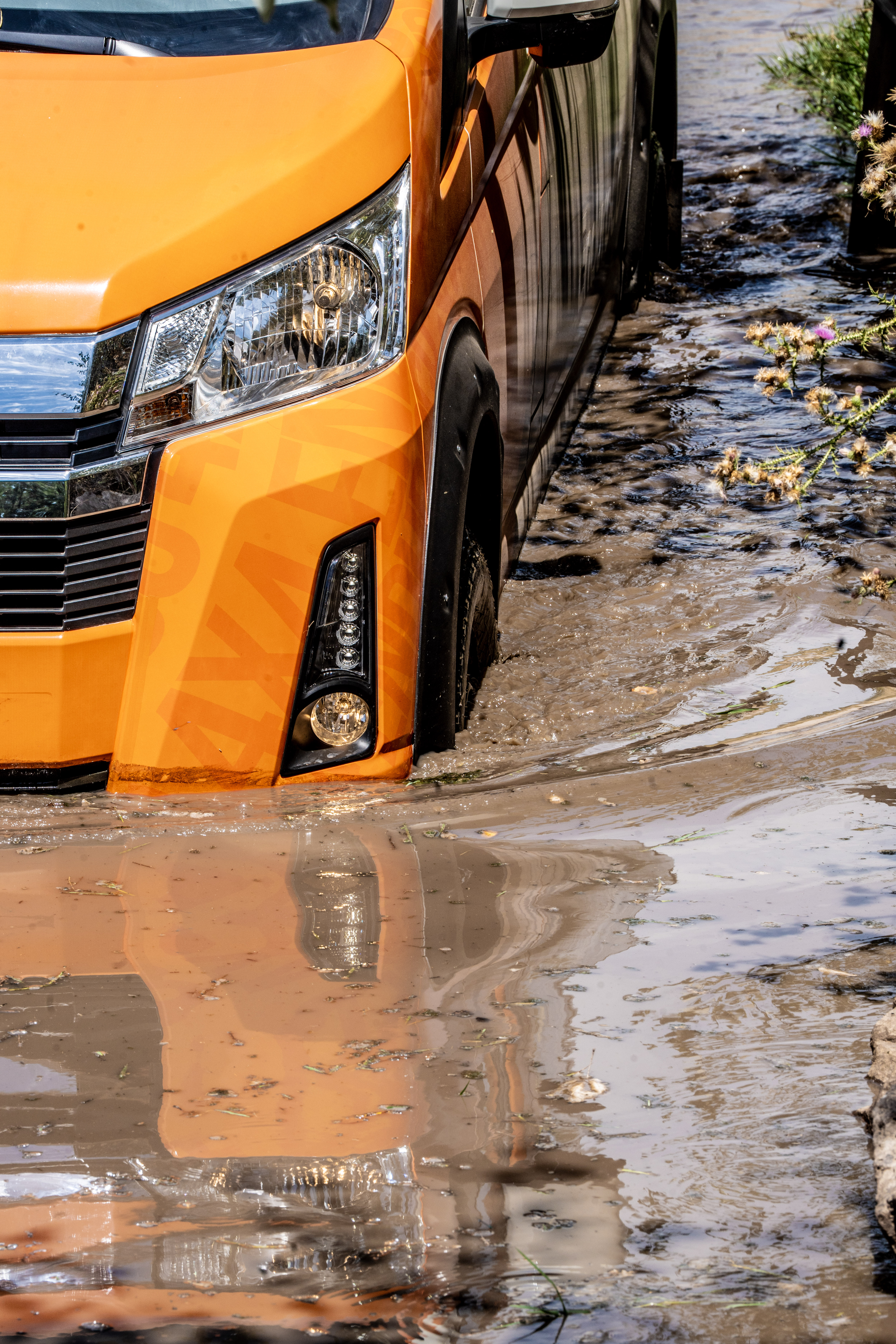 EnduroCo 4x4 Hiace cruzando río en terreno boscoso